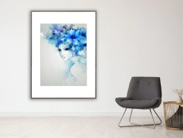 Frau mit blauen Blumenhaaren