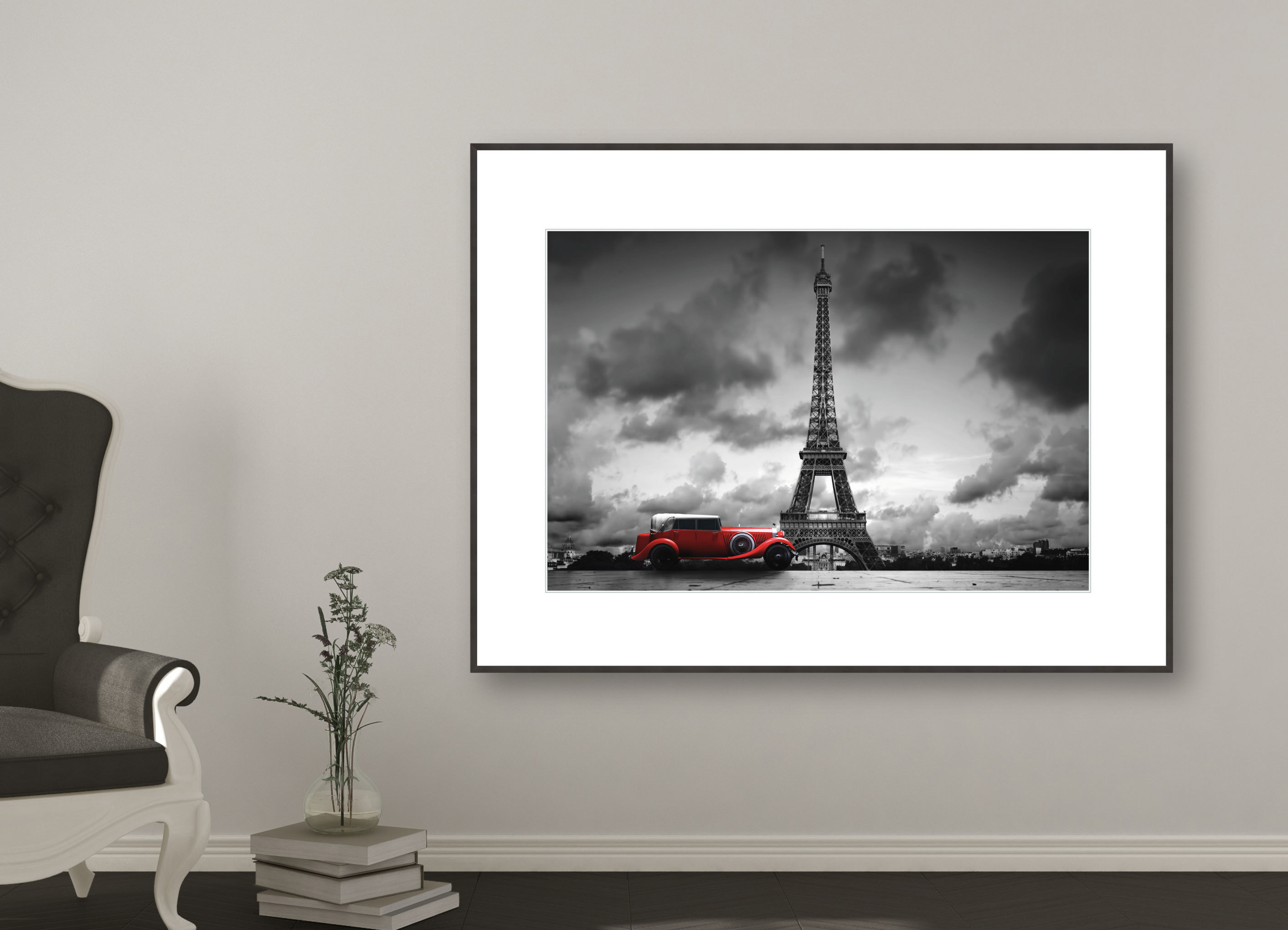 Eiffelturm mit rotem Oldtimer