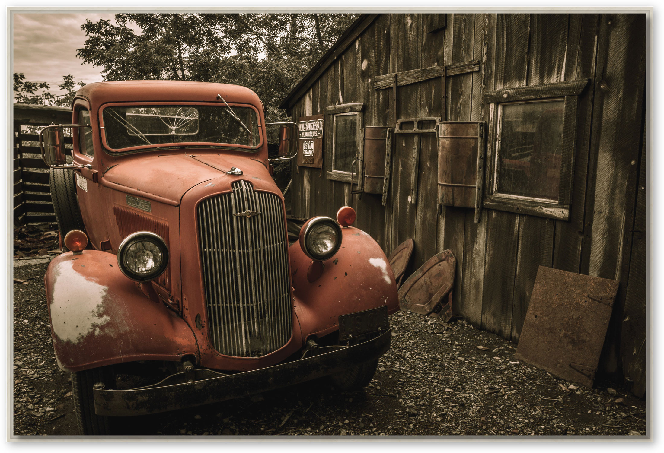 Oldtimer vor alter Scheune, Schattenfugenrahmen Natur