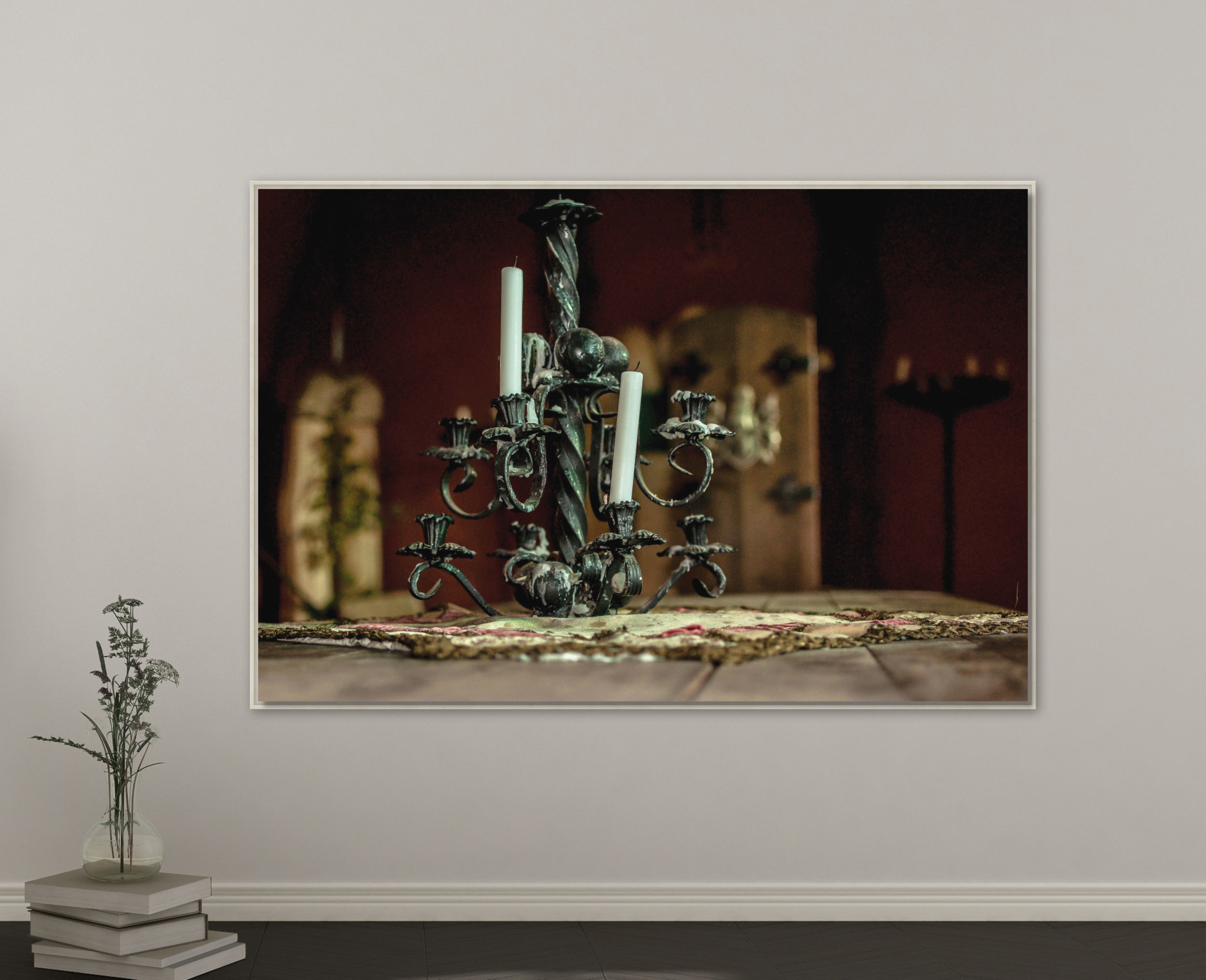 Kerzenständer mit Kerzen, Schattenfugenrahmen weiß